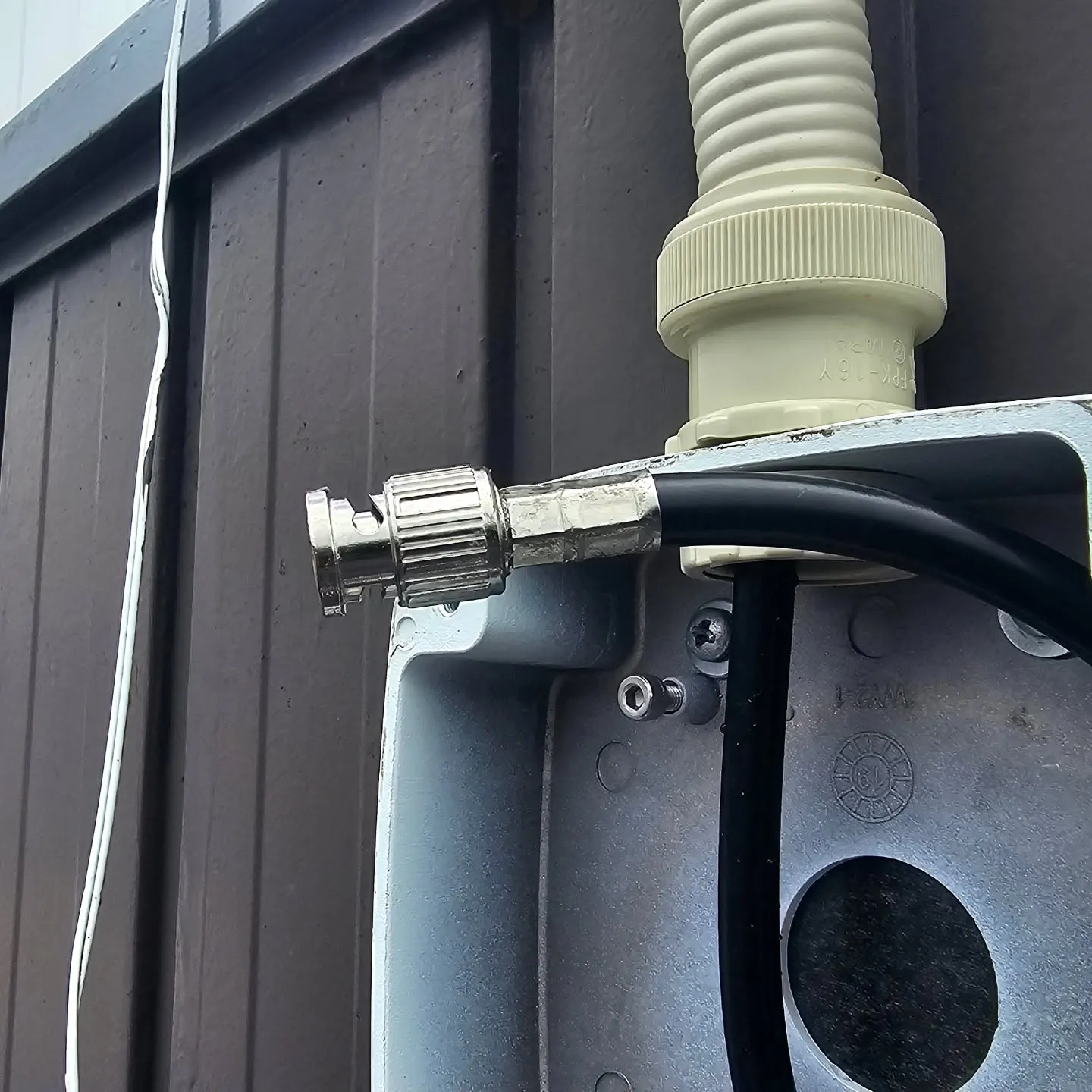 電気ですかー!  防犯カメラの修理です。