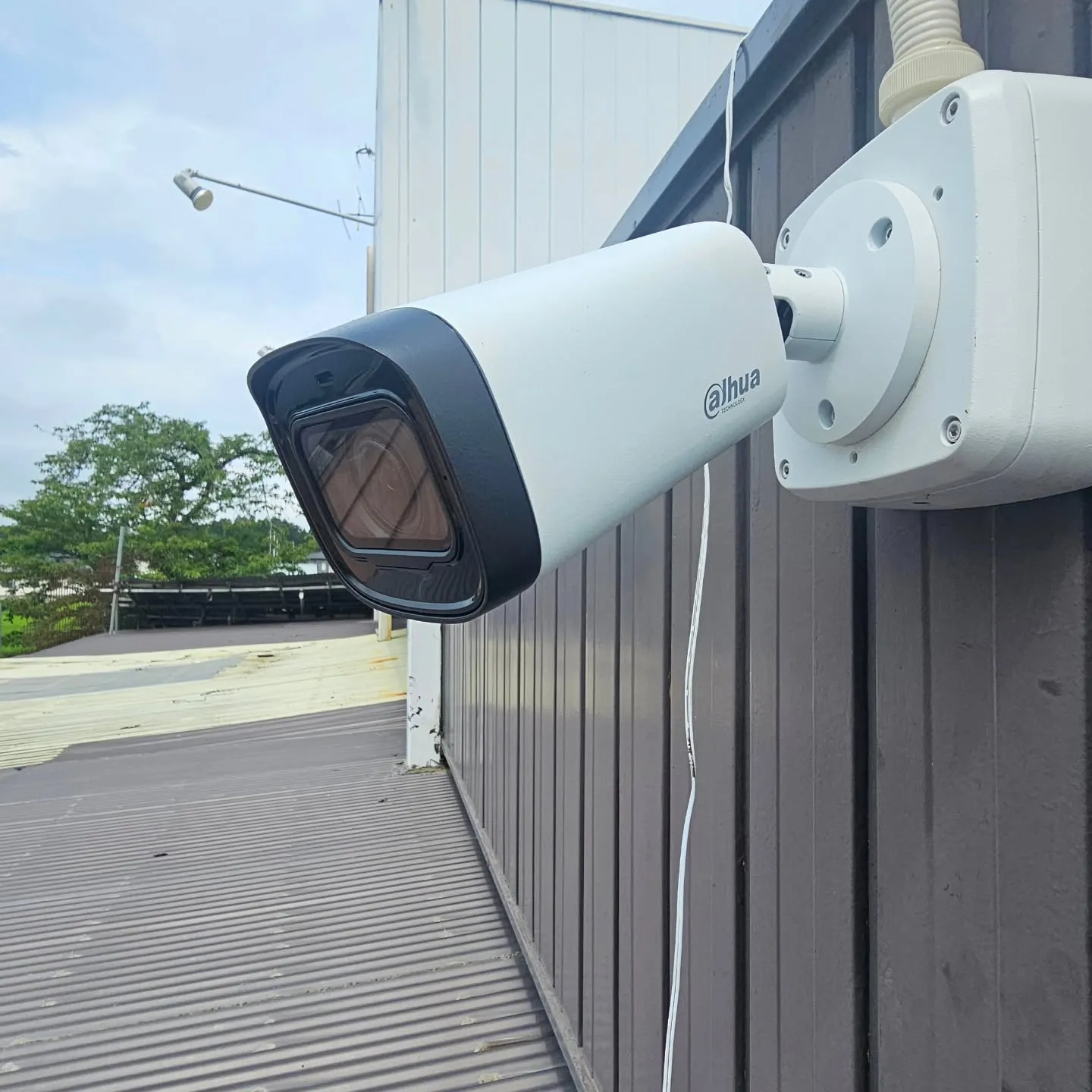 電気ですかー!  防犯カメラの修理です。