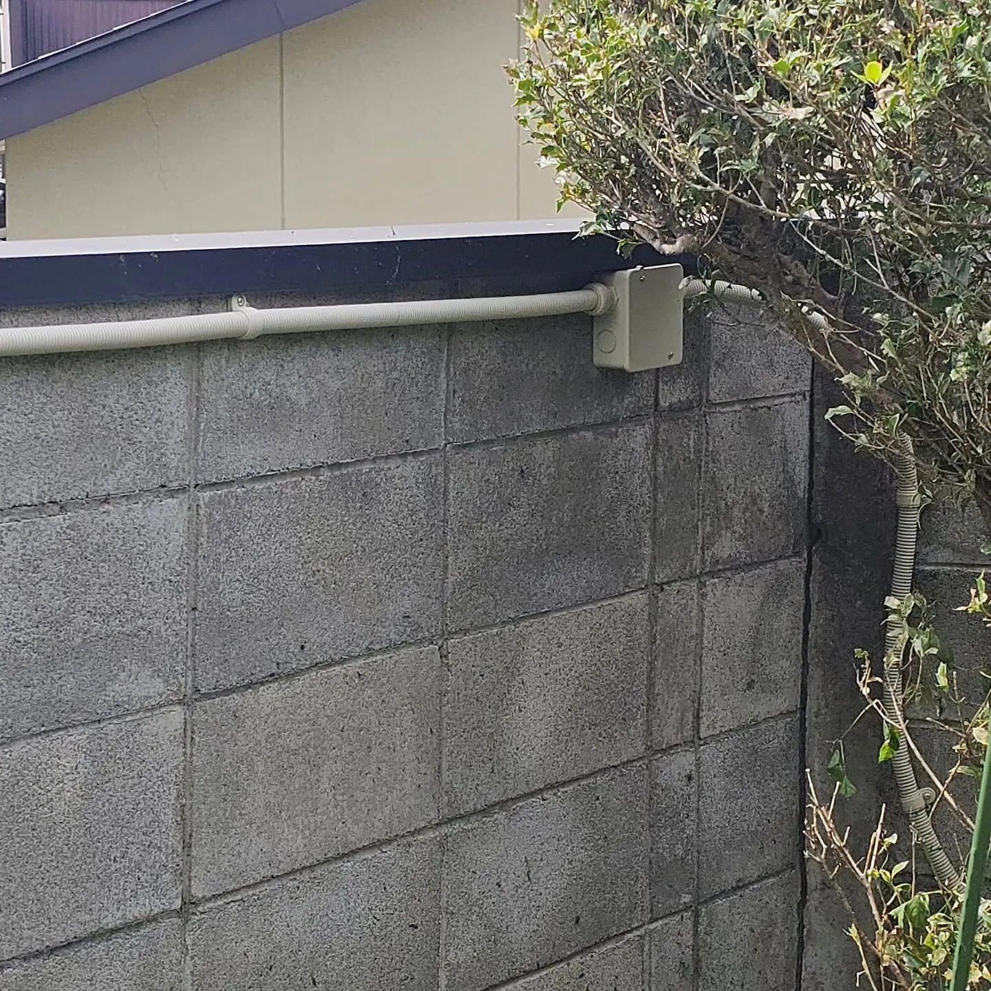 電気ですかー!  防犯カメラの移設工事