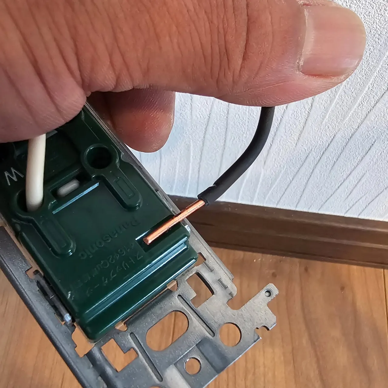 電気ですかー! コンセントからパチパチ?