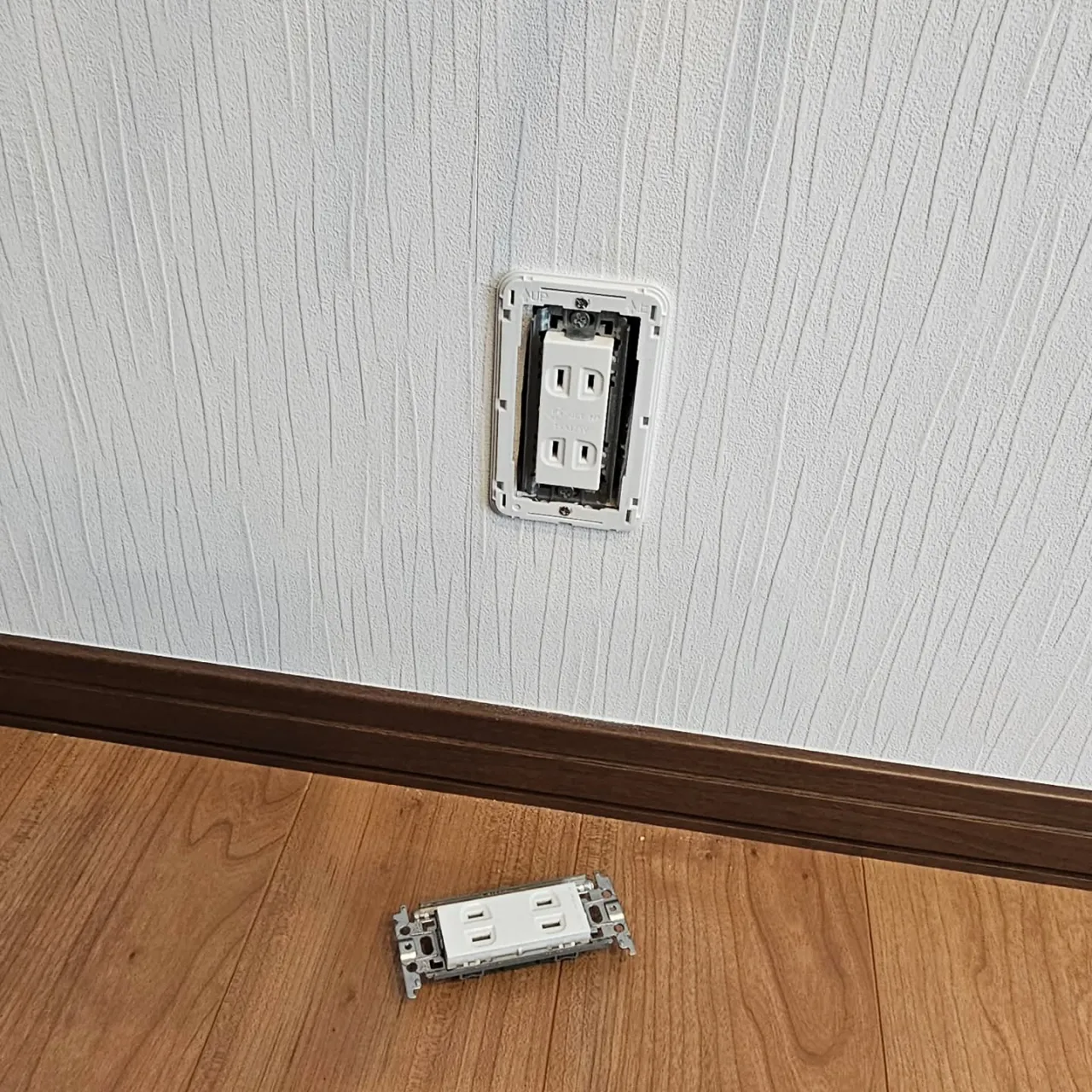 電気ですかー! コンセントからパチパチ?