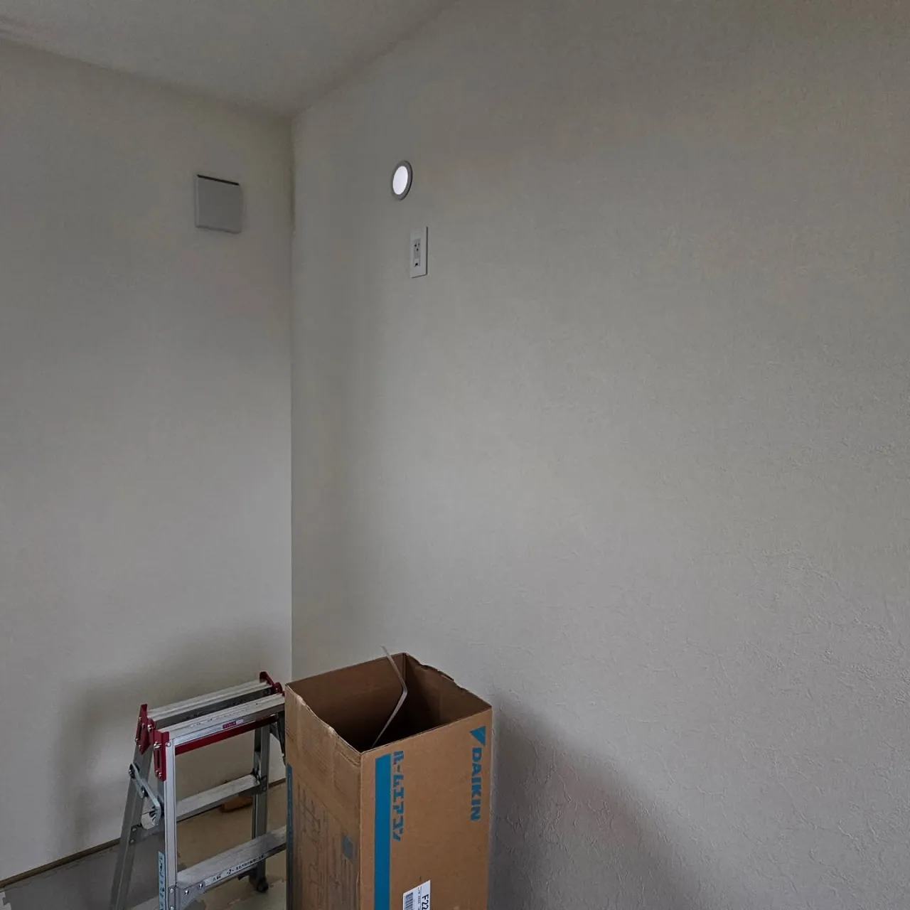 電気ですかー! エアコン工事!